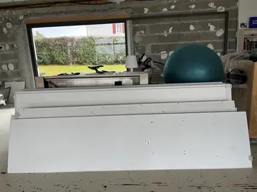 Placard avec portes coulissantes blanches