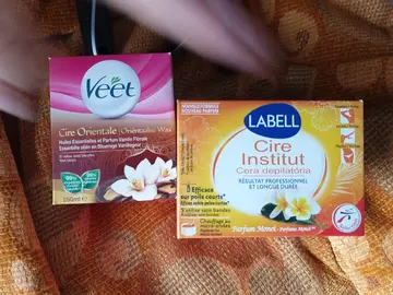 Cire épilation neuve + trois brosses à cheveux