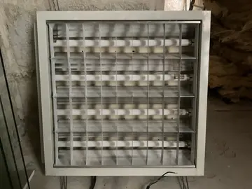 un meuble cuisine tbe et deux blocs néons très très urgent intra muros avignon