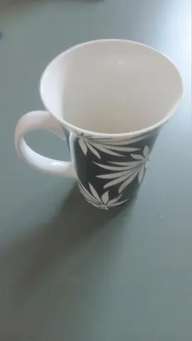 Mug noir et blanc avec motif à fleur