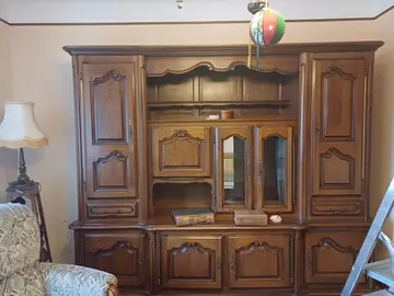 Donne à venir chercher vaisselier très bien entretenu