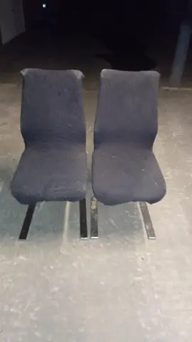 Donne 2 fauteuils recouverts de housses