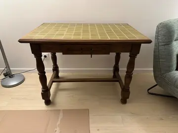 Table en bois et carrelage