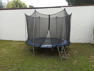 donne trempoline de jardin