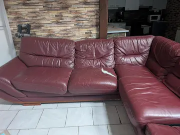 canapé en cuire rouge foncé