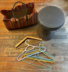 cintres tabouret et sac de plage