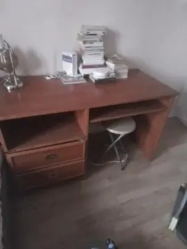 canapé convertible 2 places ,bureau,secrétaire, lampe abat-jour en marbre,meuble blanc de rangement.