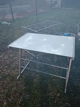 bureau d angle, en 3 pièces. alu et plateau en verre, sauf un plateau remplacé par du stratifié.