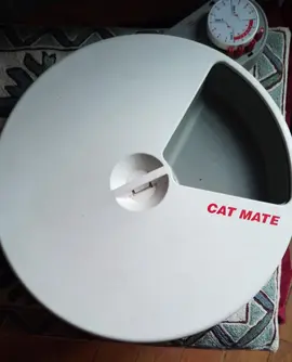 Distributeur automatique de nourriture pour chat.