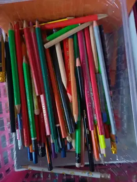 lot crayons gris stylos et crayons de couleur