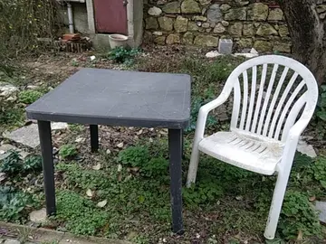 Table et fauteuil de jardin