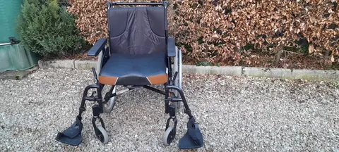 Fauteuil roulant handicapé