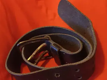 Ceinture cuir femme. Longueur totale 85 cm.