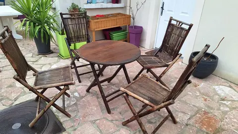Table et chaises en bois