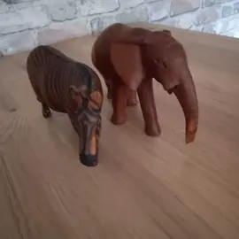 2 animaux en bois exotique