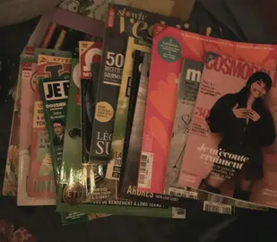 pile de magazines variés