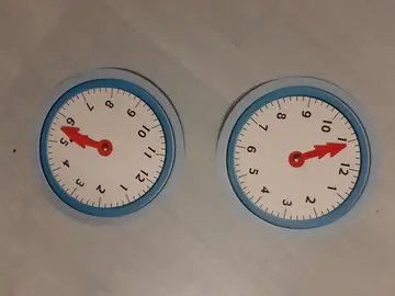 Horloge avec aiguilles pour apprendre l'heure