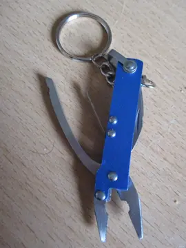 Porte clés avec petits outils multi usages