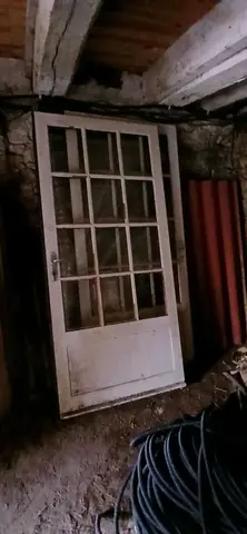 portes en bois petites fenêtres