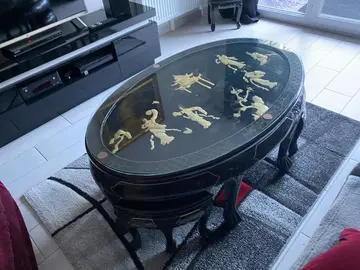 table en bois laqué