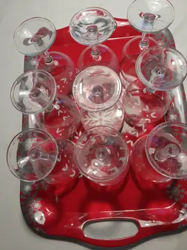 9 verres à pieds transparents