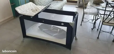 Lit bébé avec matelas et sac de transport
