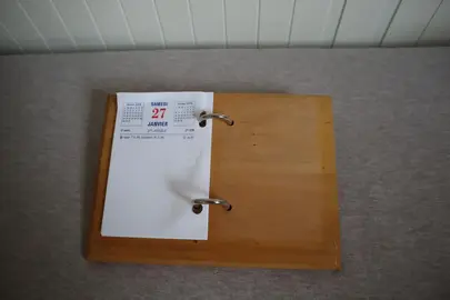 Porte calendrier de bureau en bois (rechargeable)