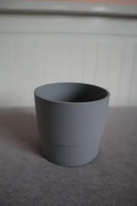 Cache-pot gris (plastique)
