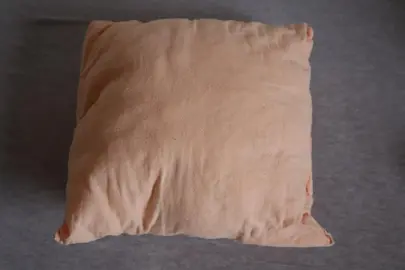 Petit coussin couleur saumon