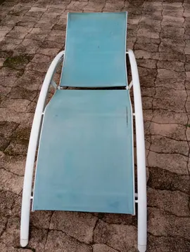 chaise longue et meuble bois avec tiroir
