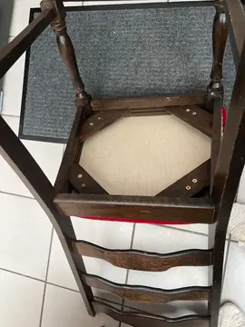 chaises en bois revêtement velours rouge vintage