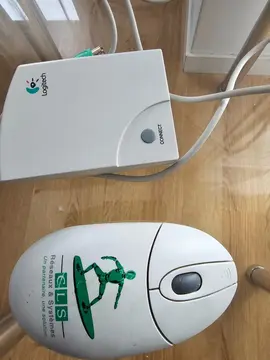 souris sans fil (ancienne avec boule). Pas de faisceau laser