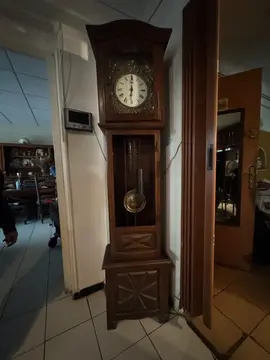 Horloge ancienne en bois sculpté