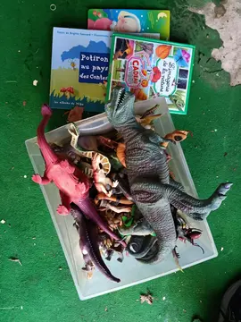 donne plusieurs figurines en plastique d'animaux