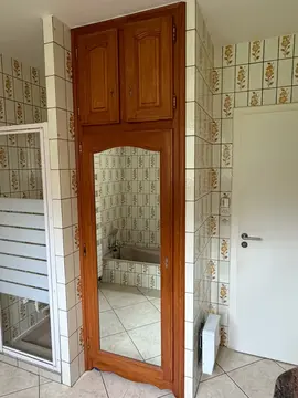 façade de placard en bois framiré vernis avec une porte miroir