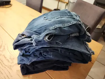 Donne jeans troues pour recyclage