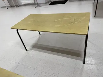 Tables 160 x 80 (table en bois, pieds en métal)