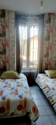 deux lits de 90 et 4 chaises bar