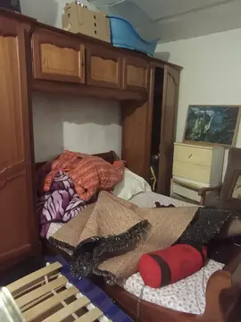 chambre à coucher avec lit pont chevet