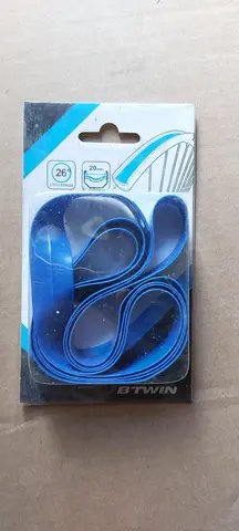 Rim tape (fond de jante) et pneu pour un roue de vélo 26"