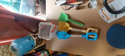 Seau et pelles en plastique pour les enfants