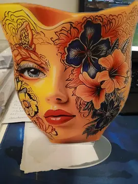 posé sur un socle transparent pour décoration