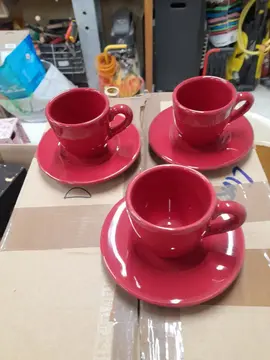 3 tasses et sous-tasses rouges
