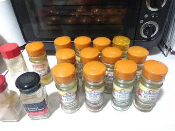 lot de petits bocaux à épices