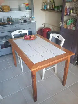Table de cuisine en bois et dessus en carreaux blancs