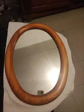 grand miroir ovale avec accroches.(63 cm/47cm)