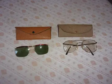 Lot de 2 anciennes paires de lunettes avec leur étui de rangement