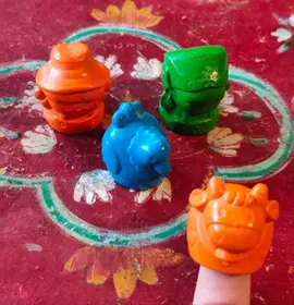 Figurines, crayons de couleur, doigts