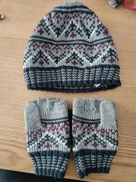 bonnet et mitaines neufs, taille pré-ado