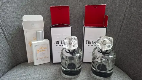 flacons de parfum vides